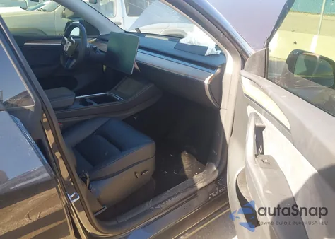 2025 Tesla Model Y Long Range Dual Motor All-Wheel Drive z USA, uszkodzony, nr VIN 7SAYGDEE2SF260465